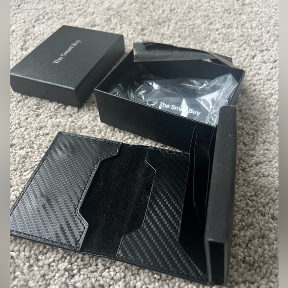 26. The Smart Buy Airtag Wallet - Picture 6 of 8